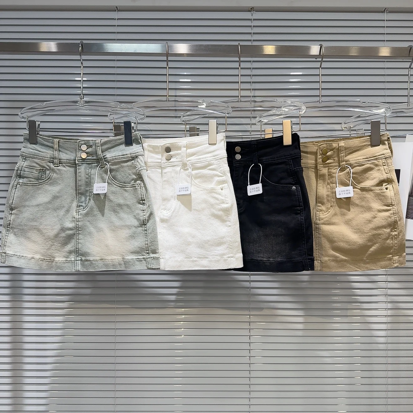 

Trendy Metal Bule Decorated White Waed Denim Skirt A-Line Skirt Spicy Girl Sle Creative Personalized mid Waist Jea...