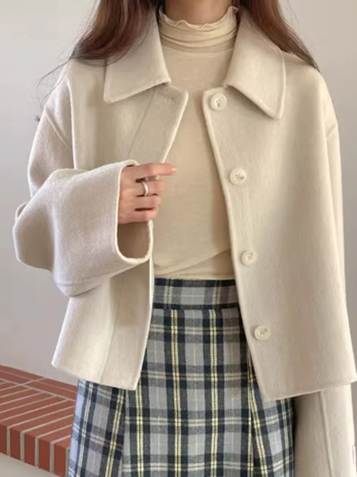 معطف صوفي أنيق للنساء بتصميم قصير وياقة مطوية بتصميم زر واحد النسخة الكورية لون نقي موضة التنقل 2023