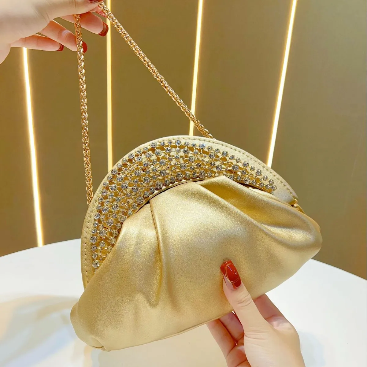

2025 Luxurious High-End Cloud Clutch Bag Women’s Chic Wedding Handbag Purse Fashion Chain Crossbody Shoulder Party Tote