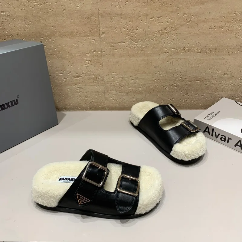 الفراء النساء النعال الشقق صنادل أرضية أحذية امرأة الموضة صيف 2025 الاتجاه أحذية رياضية المفتوحة تو الوجه يتخبط