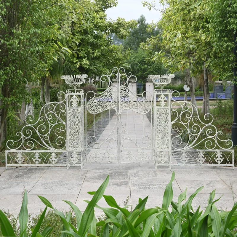 Foreign order retro old courtyard entrance door villa garden  outdoor rust-proof plant climbing vine outdoor decorative flower