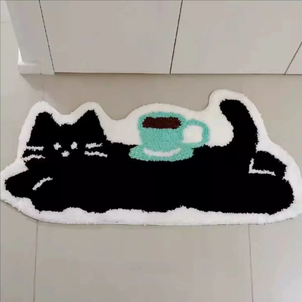 حصيرة أرضية لطيفة على شكل قطة سوداء مع تصميم فنجان القهوة سجادة ناعمة متدفقة لمنطقة أريكة السرير سجاد ماص مانع للانزلاق ممسحة