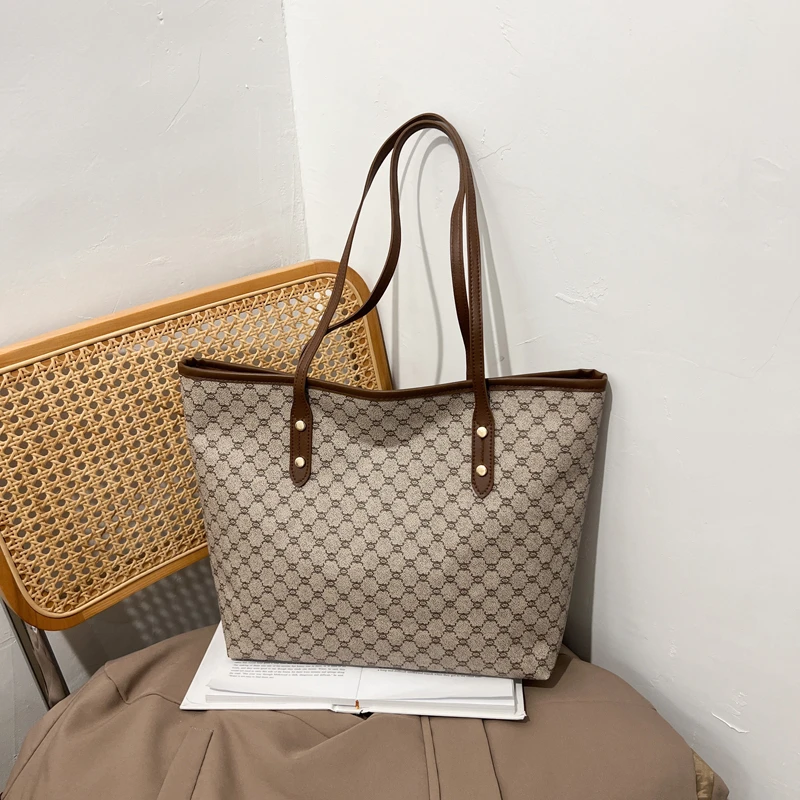 Luxuriöse Vintage Damen-Tragetasche mit Monogramm-Print, Nieten-Verzierung, PU-Leder Schultertasche, Große Kapazität Reißverschluss-Handtasche für Pendeln und Einkaufen – Detail 12