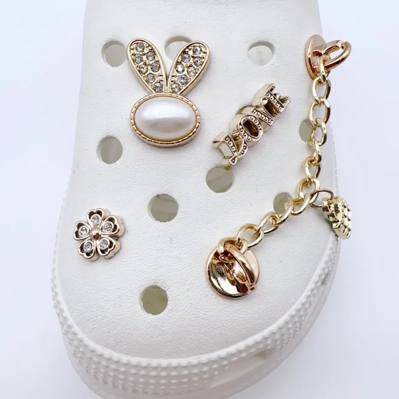 รองเท้า Charm สําหรับ Crocs DIY โซ่โลหะเพิร์ล Rhinestones รองเท้าอุปกรณ์ตกแต่ง Charms สําหรับ Clogs Bogg กระเป๋าสไลด์รองเท้าแตะ