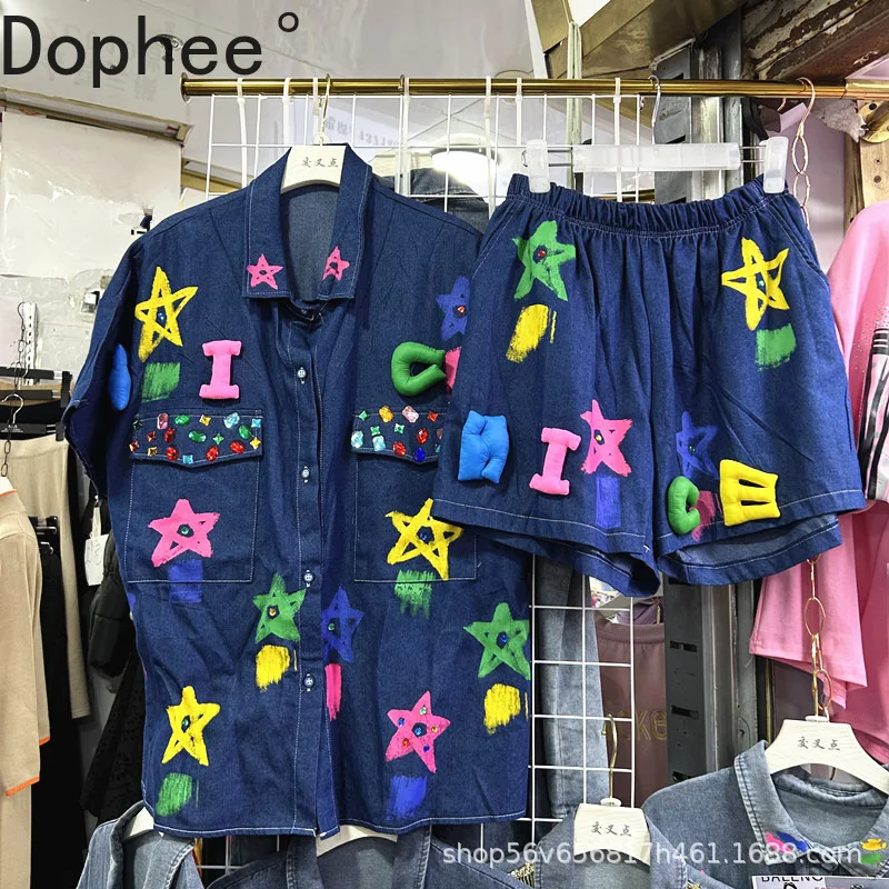 

Универсальный весенне-летний женский комплект из двух предметов с цветным рисунком и бриллиантами, свободная джинсовая рубашка с короткими рукавами, топ + повседневные широкие шорты