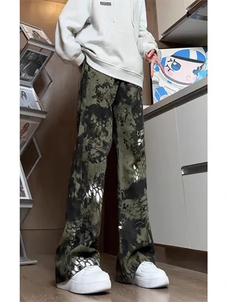 

Мужские джинсы с камуфляжным принтом под змеиную кожу, прямые, весенние, в американском стиле, для высоких, с эффектом удлинения ног, расклешенные, для стройности фигуры