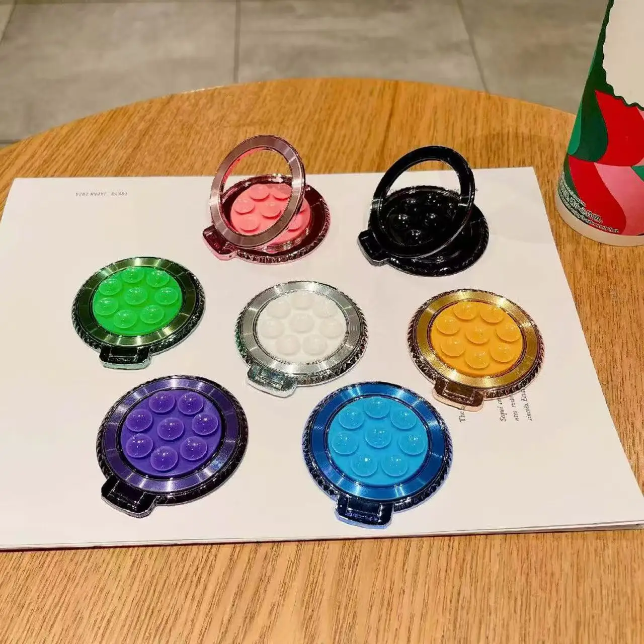 

This universal phone holder is a type that does not include a phone case. With suction mount nction phone holder no case