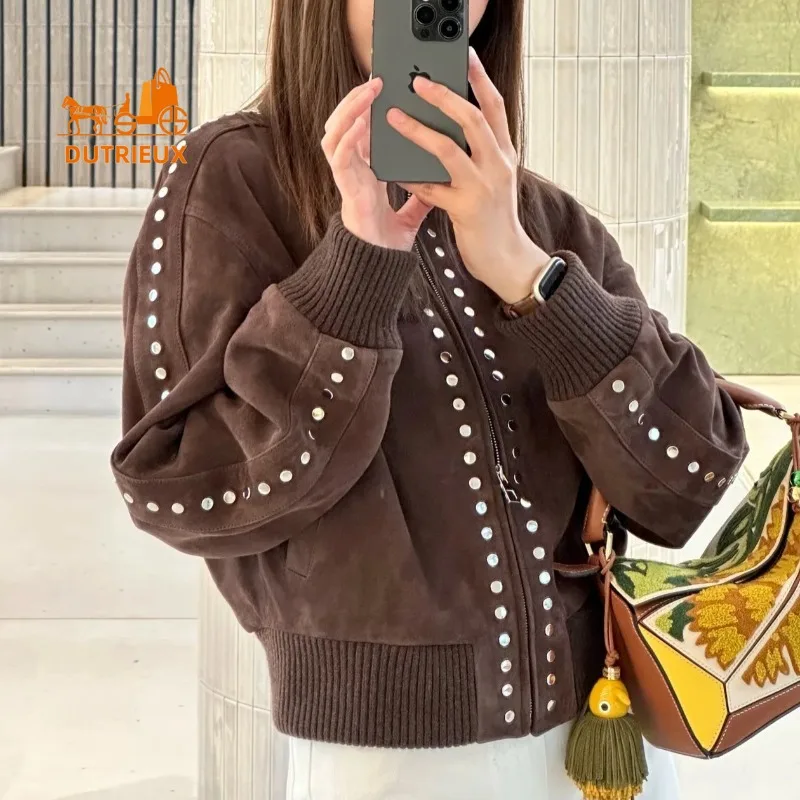 سترة نسائية للخريف والشتاء من جلد الغزال البني مع مسامير، 100% من الصوف الأصلي وشخصية فريدة من نوعها ومعطف رائع