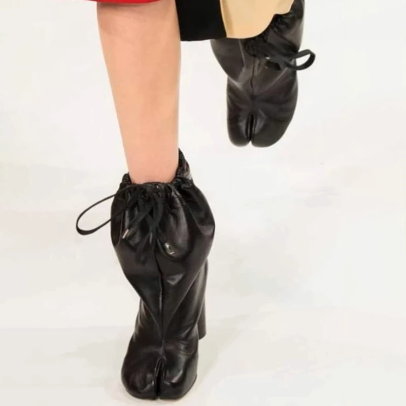 

2025 Brand Designer Tabit Boots 35-42 Size Drawstring Chunky Heel Split Toe Ankle Boots Fashion Autumn Winter Street Style Shoes