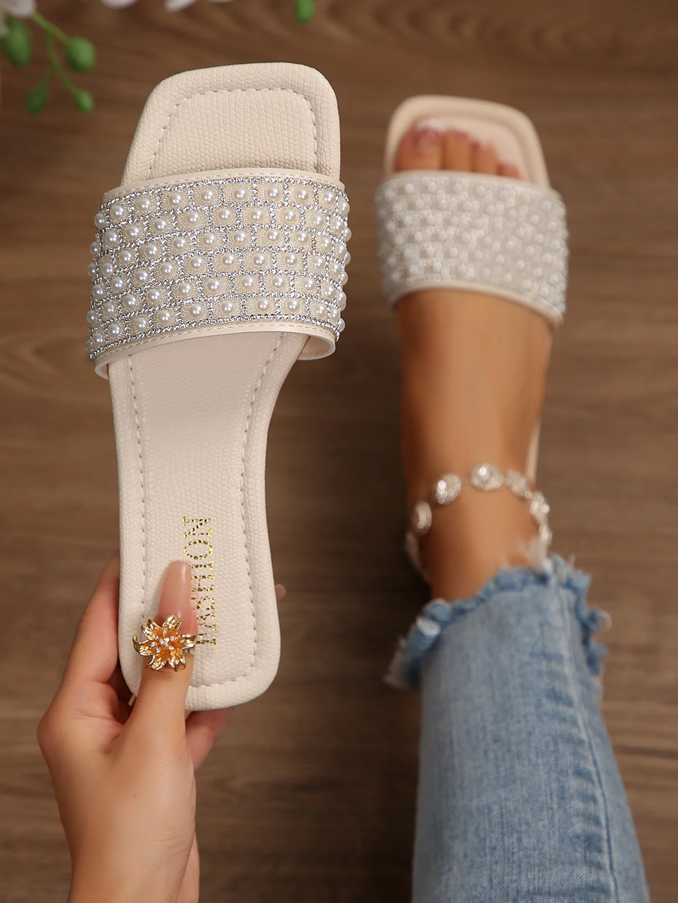 

New Fashionable Summer Sandals for Women, Slip-On Slippers, Party Birthday Gift, Solid Color Outdoor Casual Shoes, Simple and Elegant Flat Beach Slippers, Easy to Match, Comfortable for All-Day Wear at Home and Outdoors