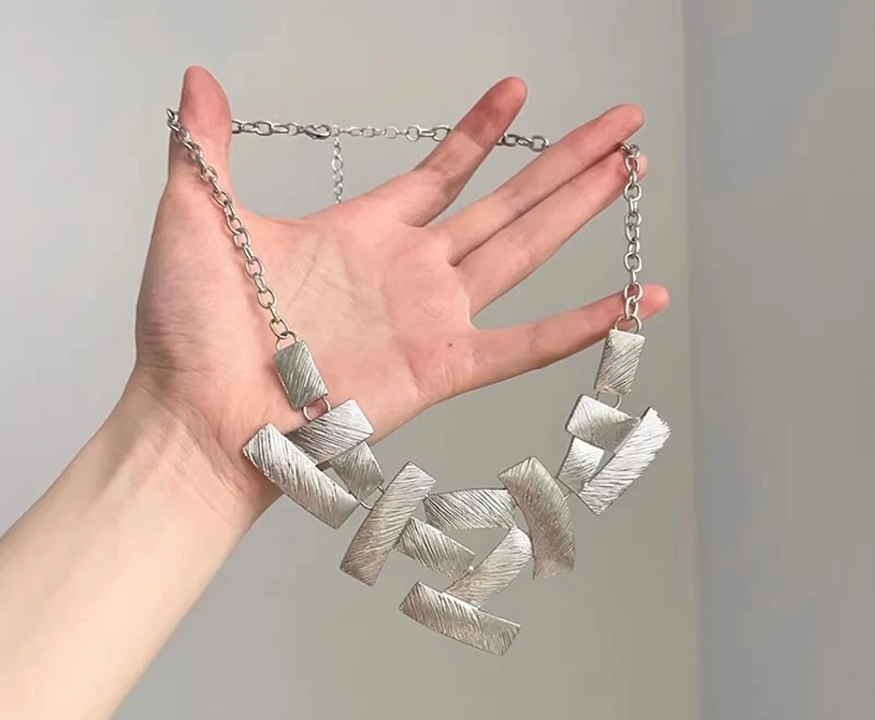 

Cold wind exaggerated geometric line necklace European and American unique metal punk personality collarbone chain
