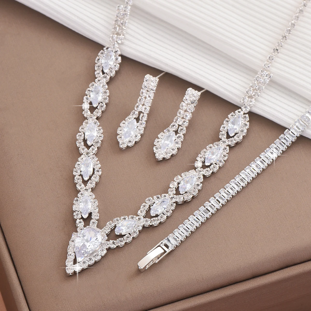 مجموعة مجوهرات نسائية عصرية متألقة من حجر الراين وقلادة وسوار وخاتم وحفلات الزفاف وحفلات العطلات #5