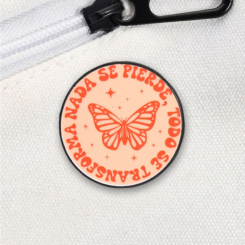 Poetic Nada Se Pierde Schmetterling Emaille-Abzeichen Retro-Typografie Runder Anstecker Legierungs-Brosche Revers-Rucksack-Schmuck Geschenk als Souvenir – Detail 4
