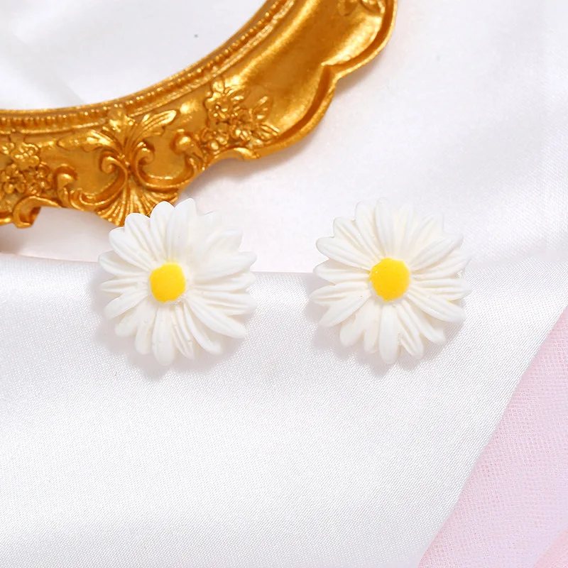 New Shiny Side New Fashion Brand Elegant White Flower Stud Earrings for Women Gift Simple Style Daisy Statement Brincos Jewelry