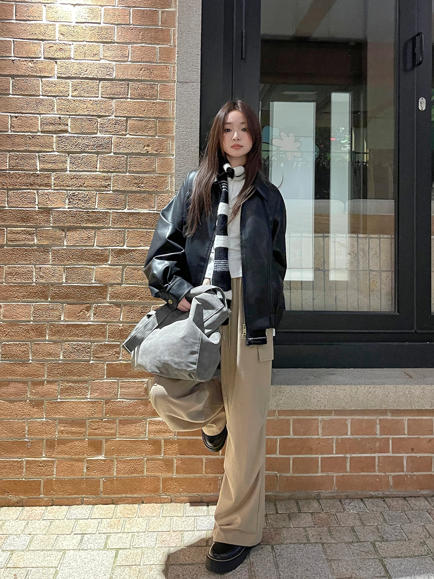 Giacca da moto da donna in pelle PU nera autunnale 2025 con colletto e design a perla, stile pendolare