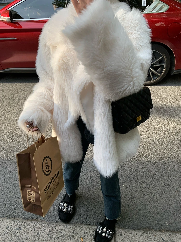 سترة فرو بيضاء للنساء سميكة ودافئة مقاس صغير 2024 معطف جلد جديد صديق للبيئة بأكمام طويلة ورقبة على شكل V بتصميم مناسب للتنقل