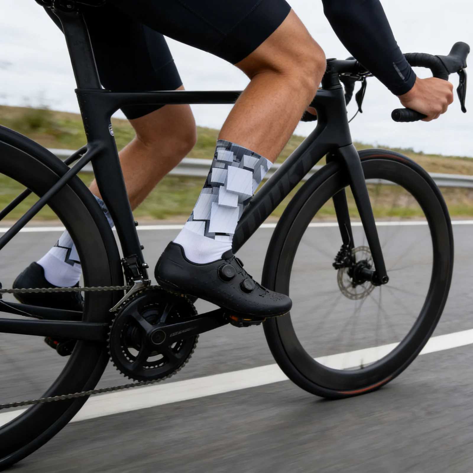 

Бесшовные противоскользящие велосипедные носки для шоссейных гонок, аэродинамические компрессионные спортивные носки для активного отдыха, командные велоноски 2026