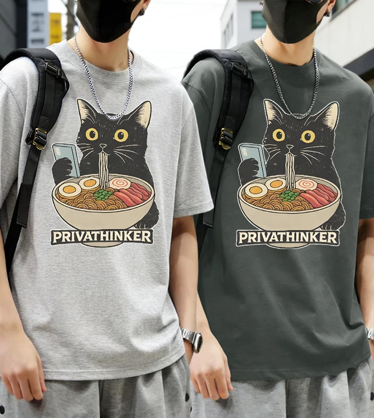 

Мужская летняя базовая хлопковая футболка с принтом «Кот ест лапшу, держа телефон» – удобный универсальный комплект с коротким рукавом, свободный молодежный топ