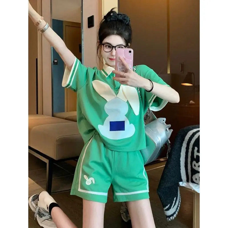 

Лоскутный мультяшный принт с вырезом поло, спортивные шикарные короткие комплекты, новые летние женские свободные костюмы-двойки большого размера, повседневный костюм с эластичной резинкой на талии