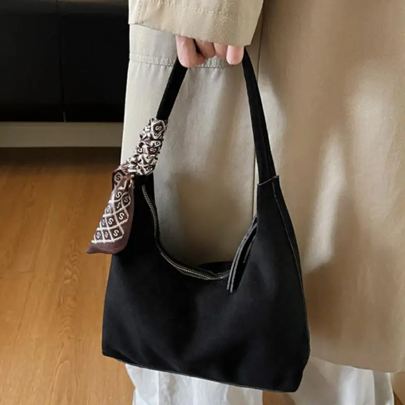 Retro-Handtaschen aus weichem PU-Leder für Damen, zum Tragen über der Schulter oder unter dem Arm, mit Seidenschal, lässige, einfarbige Damen-Umhängetaschen. – Detail 3