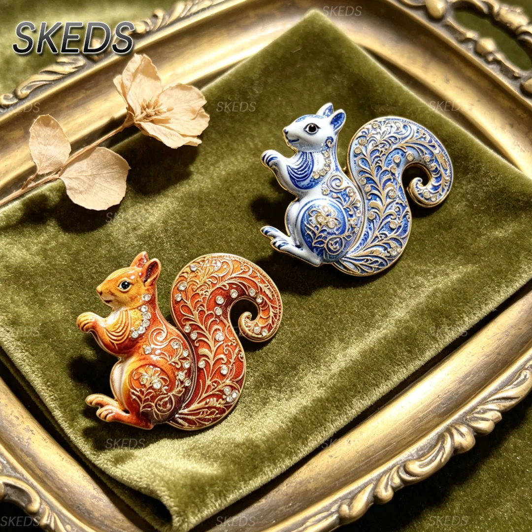 SKEDS Vintage Rhinestone Squirrel Brooch Crystal Animal Lapel Pin Cute Squirrel Cosage for Women Coat Scarf Jewelry Gift