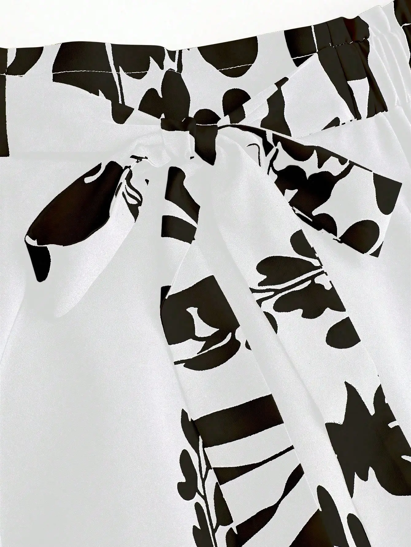 Damen Midirock mit hoher Taille und Blumenmuster – Schwarz-weißer A-Linien-Swingrock mit elastischem Bund für Sommer und Frühling – Detail 7