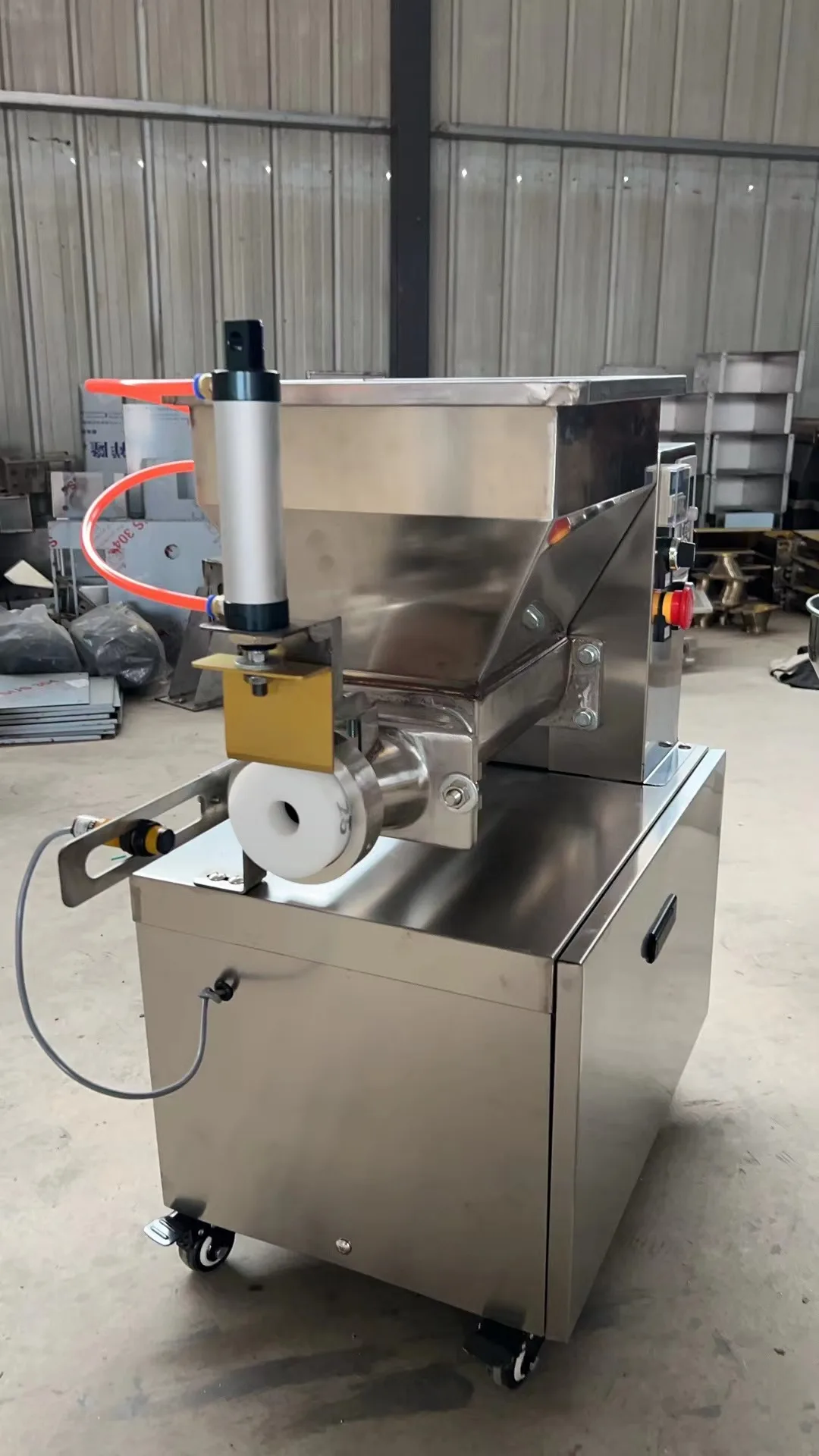 Stainless Steel Automatic Dough Cutting Machine For Pizza Bread Dumplings