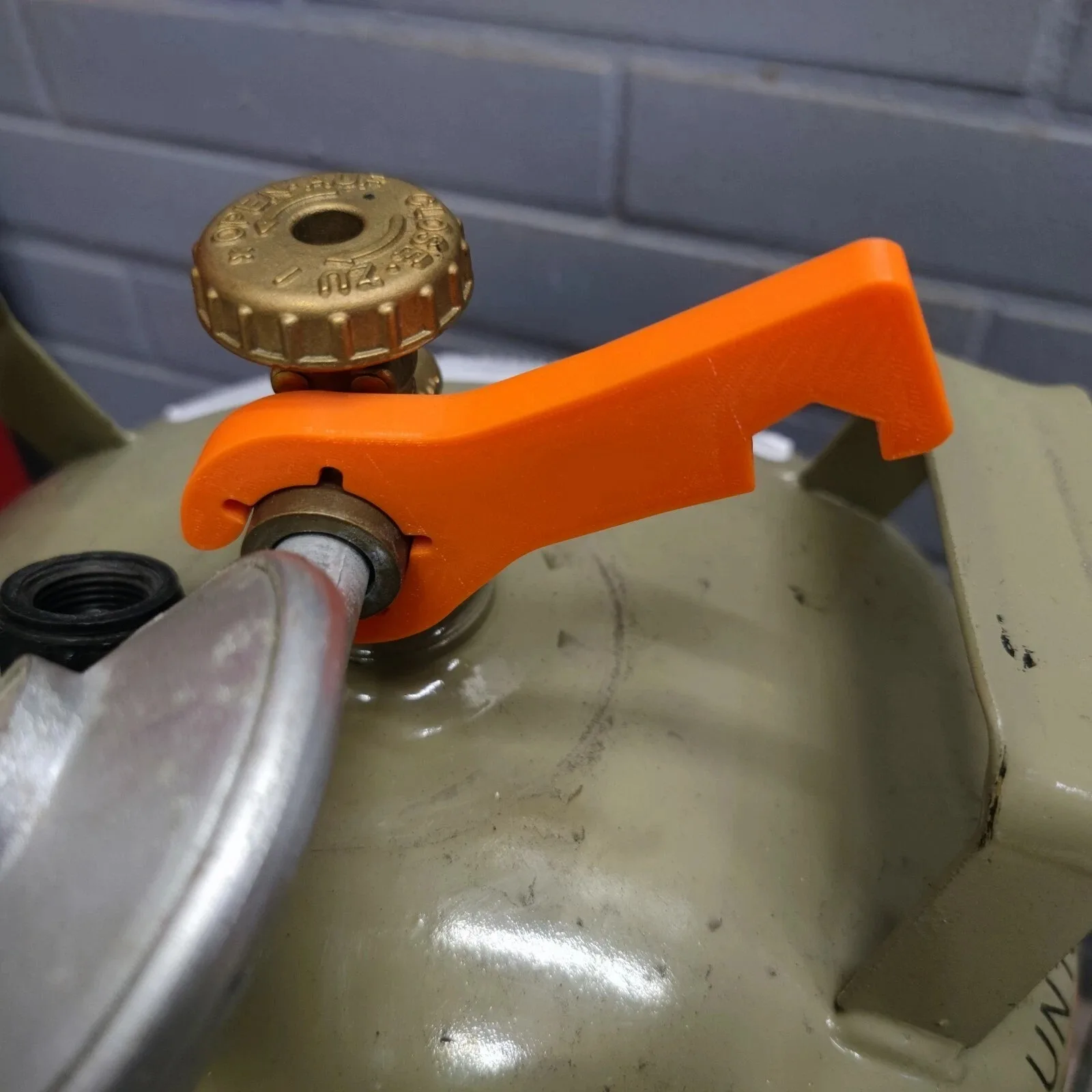 

1Pcs RV Gas Bottle Wrench 2in1 Magnet Gas Wrench Tools RV Camper Caravan Motorhome Grill Car Accessories