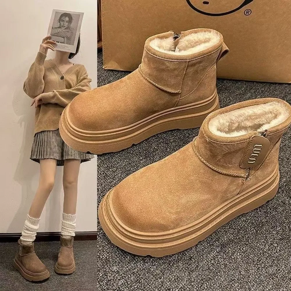 Piel y piel suela gruesa integrada con botas de nieve de felpa para mujer en otoño e invierno 2025, tubo corto con felpa antideslizante