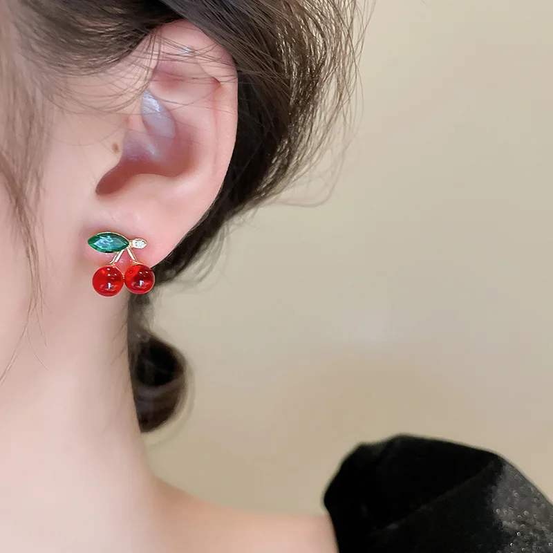 Neue Niedliche Rote Kirsch-Ohrstecker aus Harz für Frauen Süße Glänzende Zirkonia-Ohrstecker Schmuck für Dates und Feiertage K – Detail 4