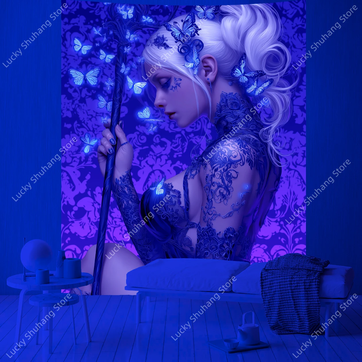 الخيال الجان الأشعة فوق البنفسجية نسيج باطني الأرجواني خلفية ساحرة الأبيض الشعر قزم مع الموظفين والفراشات الوردية ديكور المنزل