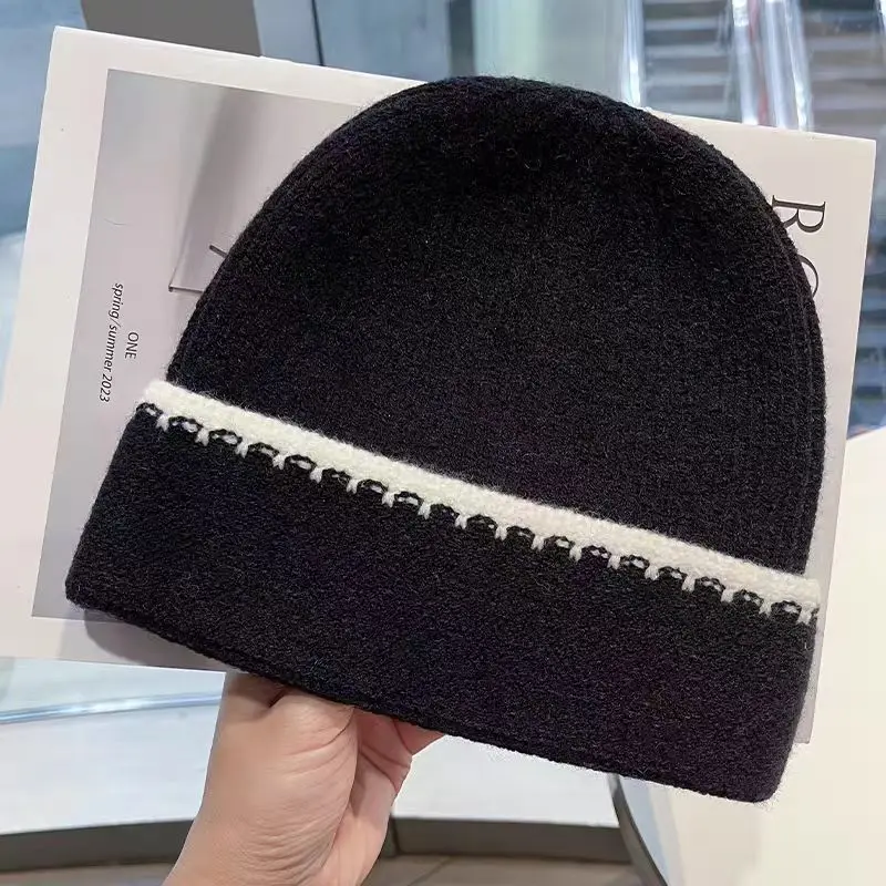 Minimal farbblockierende gestreifte Strickmützen für Damen, vielseitig einsetzbar im Herbst und Winter, modische und trendige warme Mützen – Detail 5