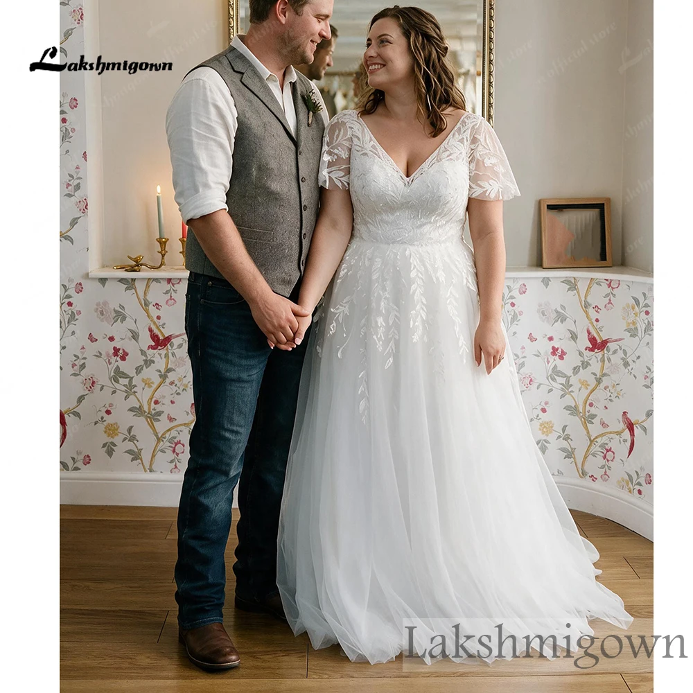 Lakshmigown Boho-Spitzen-Brautkleid in Übergröße mit kurzen Flatterärmeln, tiefem V-Ausschnitt, transparentem Rücken und A-Linien-Tüllrock. – Detail 4