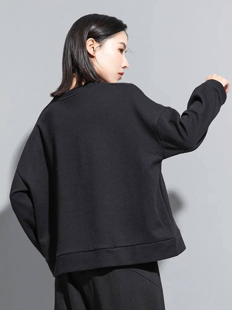 [EAM] Black Topstitched Irregular Sweatshirt New Round Neck Long Sleeve Women Big Size Fashion Tide Spring Autumn 2023 1DH7065