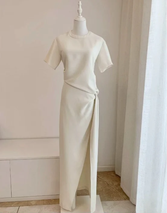 שמלת מקסי קצרה בגזרה גבוהה באיכות גבוהה בצבע שחור/לבן עם שסע