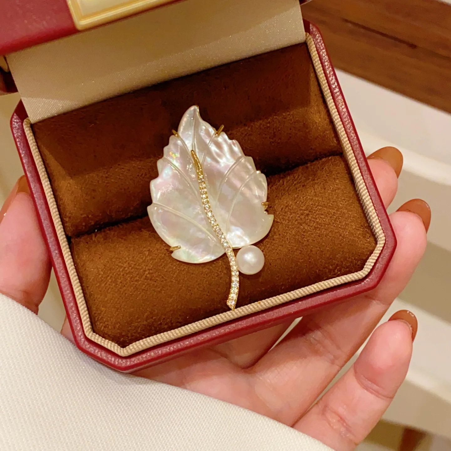 Leaf Pin Buckle Brooches For Women White Natural Shell Gold Color Fine Jewelry Fashion Dress Accessories Corsage Party Gift