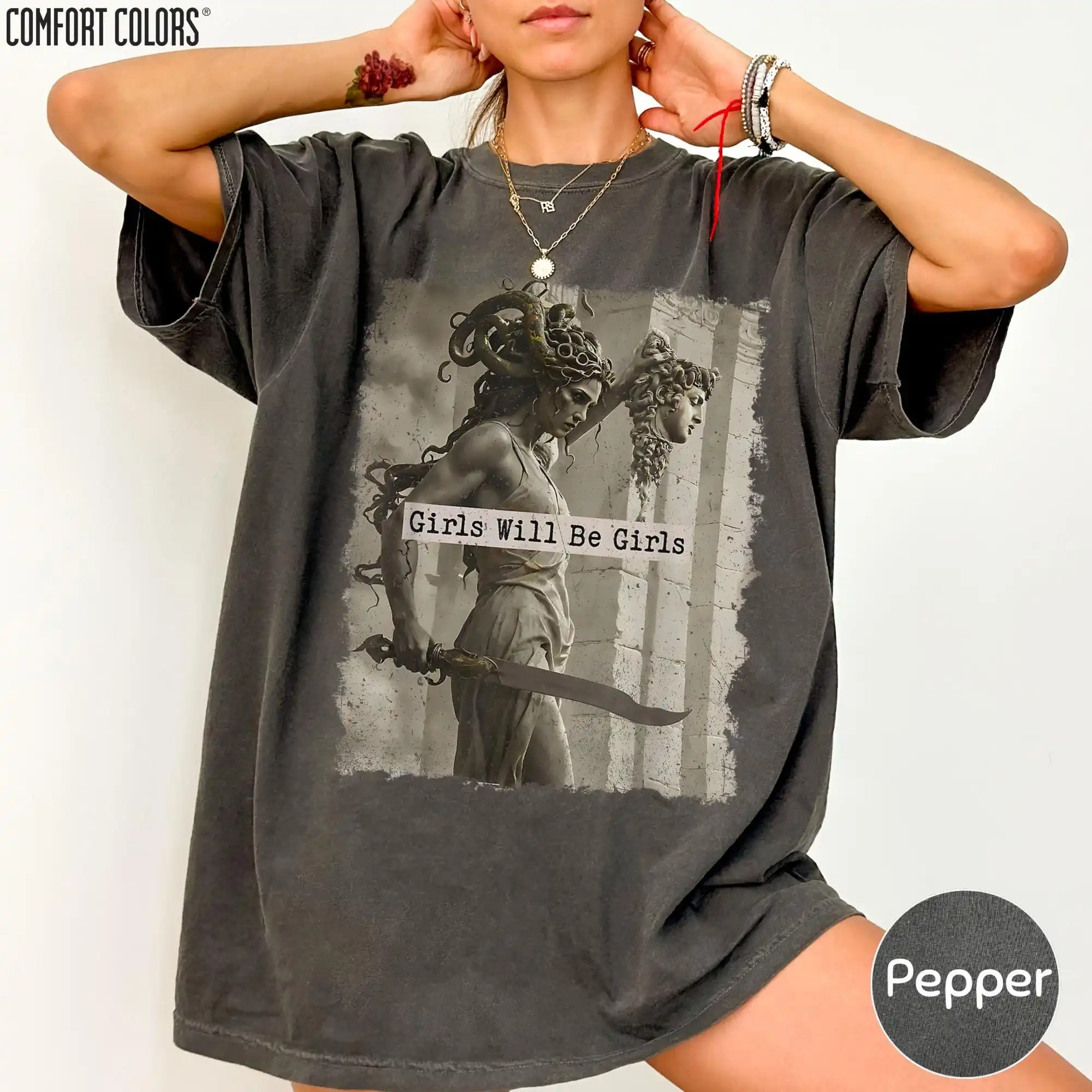 Vintage Medusa Comfort Colors Shirt, Girls Will Be Girls Feministisches Grafik-T-Shirt – Detail 6