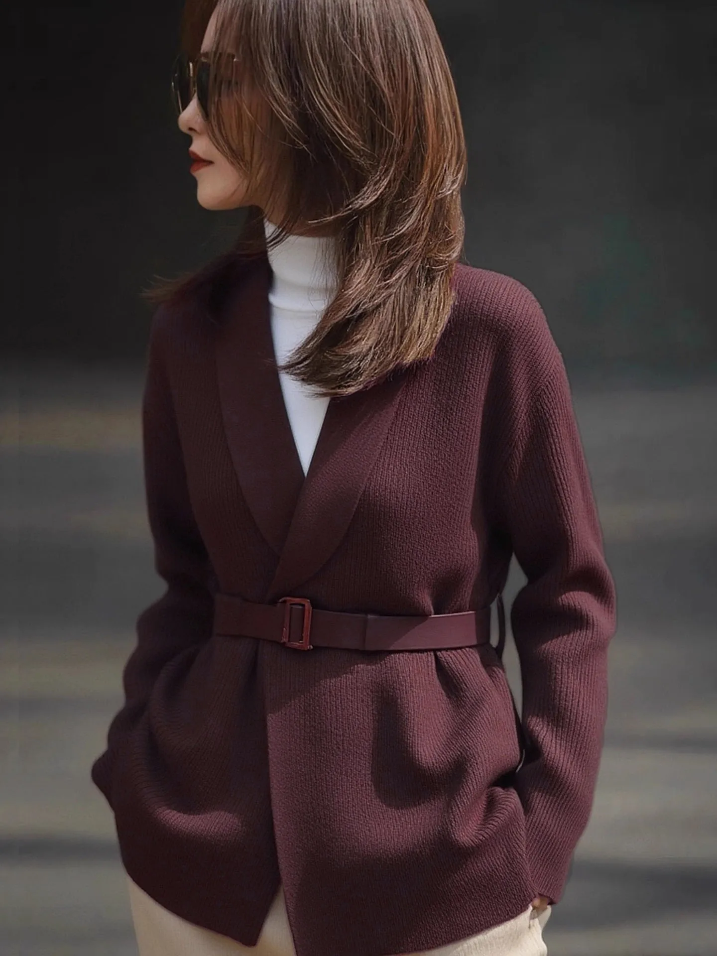 Veste tricotée violet raisin taille courte pour femme, haut de tempérament non-collision, niche haut de gamme, nouvelle collection automne 2025