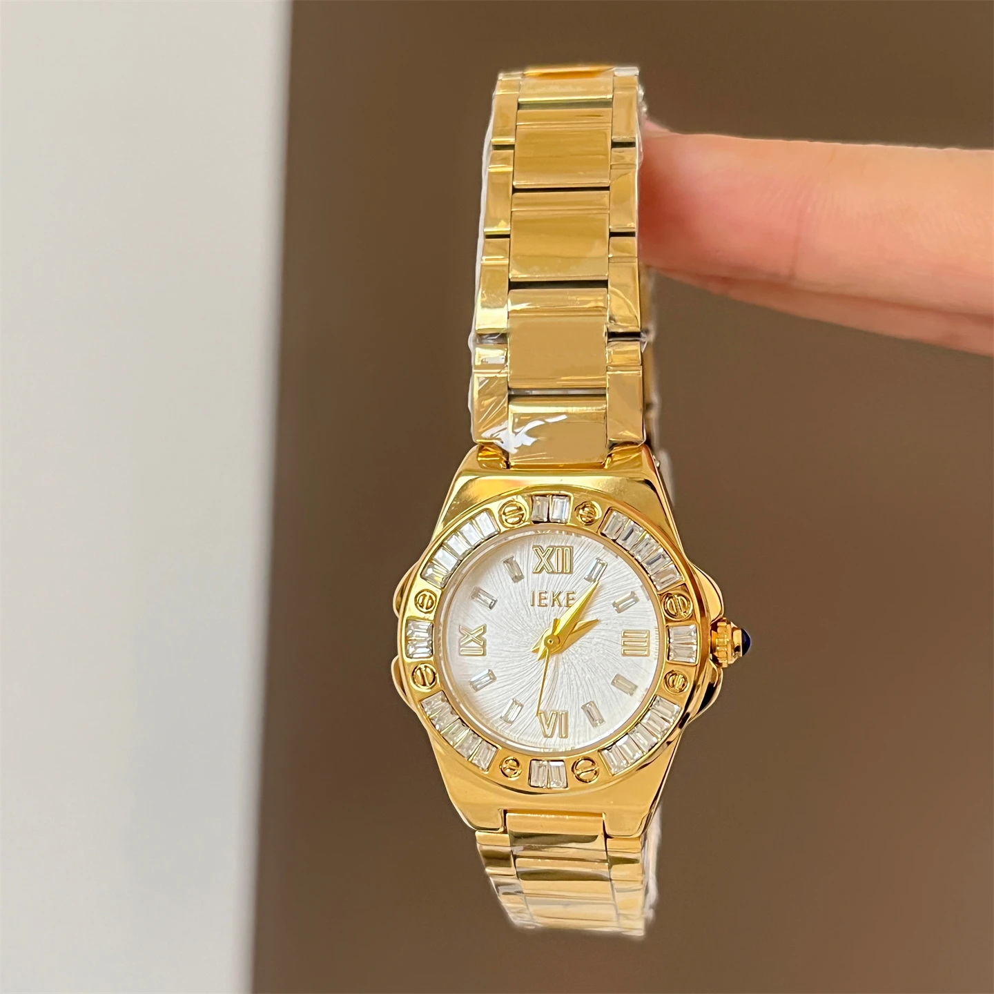 

Stylish And Simple Round Women'S Watch With A Touch Of Luxury Design. A Quartz Wristwatch For Women. A Great Gift For Ladies.