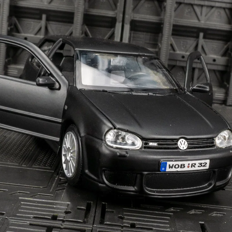 Maisto 1:24 Volkswagen Golf R32 aleación sedán modelo coche adorno estático colección regalo puerta y capó del motor se puede abrir