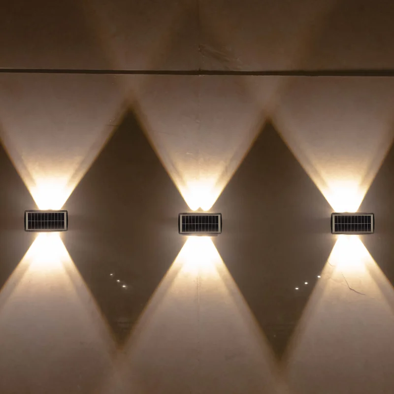 مصابيح غسيل الجدار الخارجية بالطاقة الشمسية IP65 مقاومة للماء - مصباح LED أبيض وذهبي موفر للطاقة للواجهة والسياج وإضاءة المناظر الطبيعية