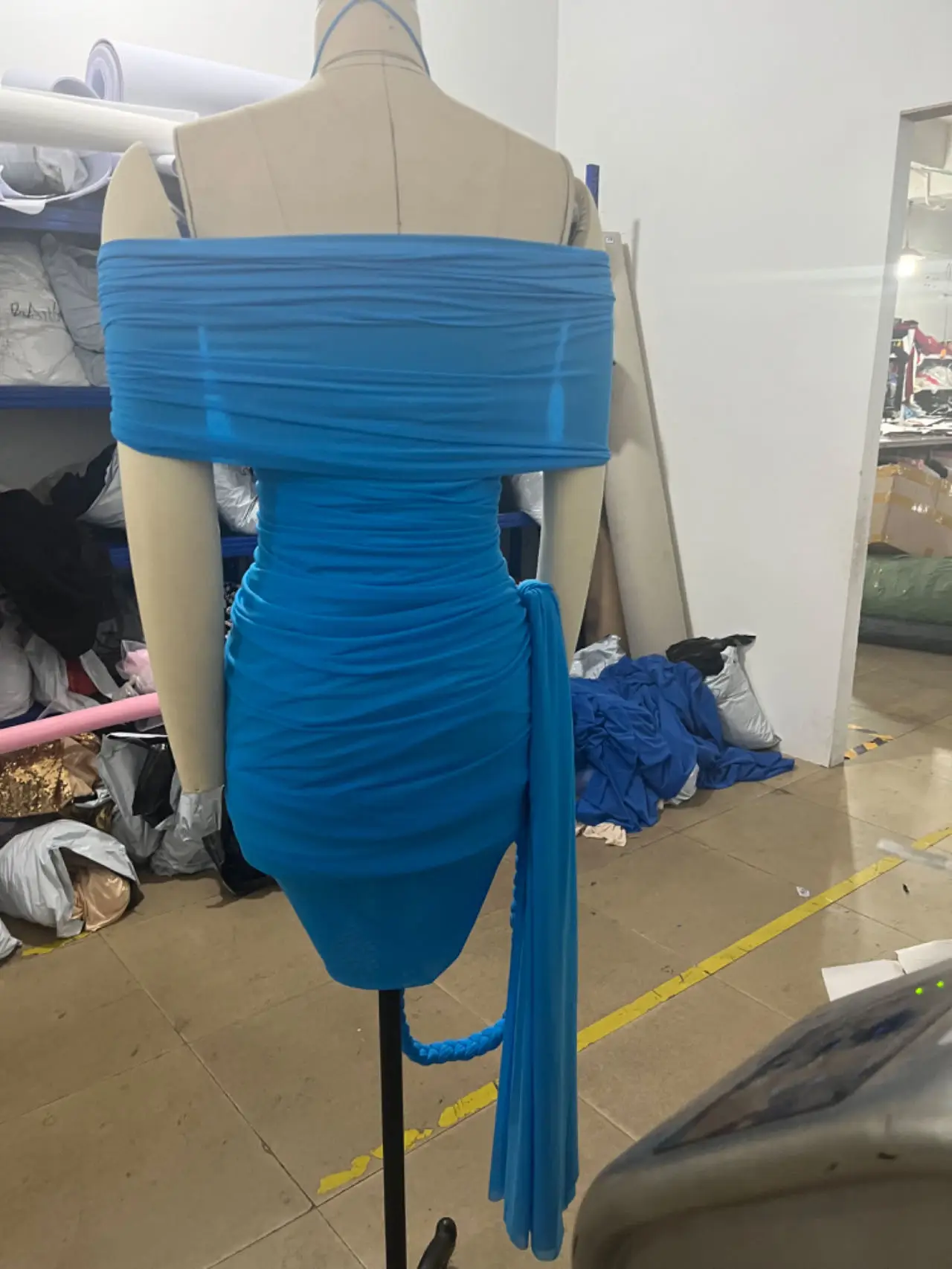 Frauen Sexy Off-Schulter Mesh Geraffte Mini Kleid Blau Halter Bodycon Party Kleid Taille Cut Out Kleid Party Geburtstag feiern Tragen