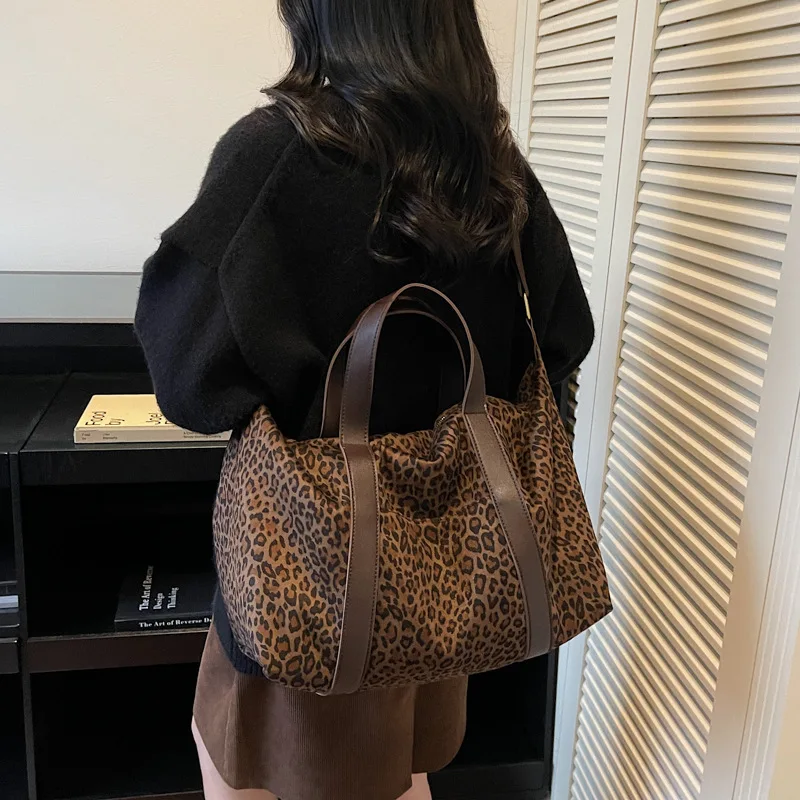 حقائب كروس بسيطة جديدة الملمس للنساء حقائب كتف عصرية من جلد الغزال سعة كبيرة حقيبة مدرب ترفيهية متعددة الاستخدامات غير رسمية