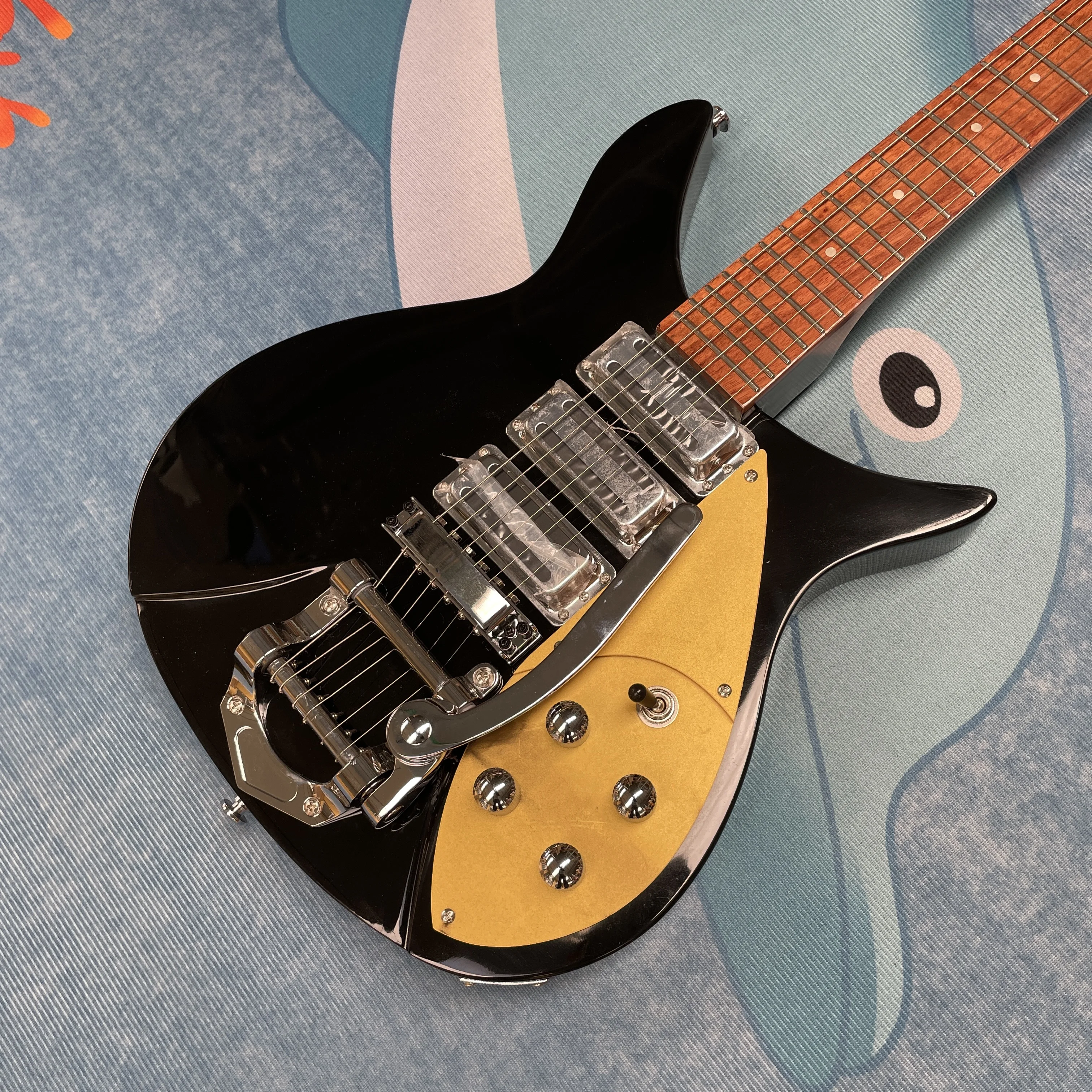 

Black 6-string electric guitarwarm yellow pickguard, vintage-style tremolo guitars,fast-picking rock electric guitarra