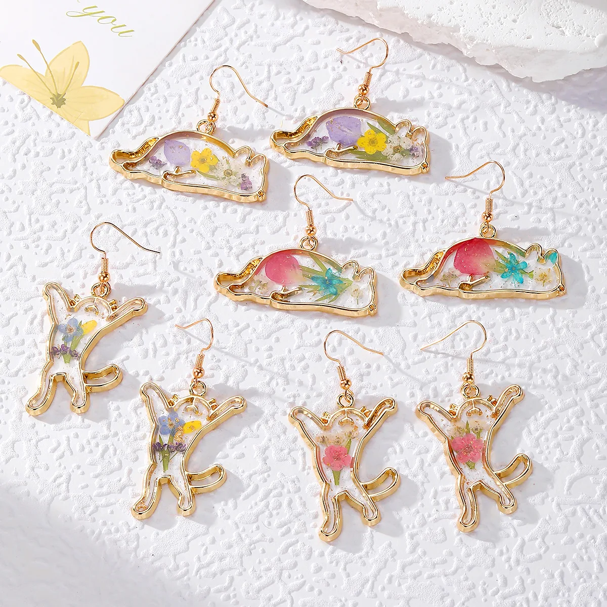 

Cute Dried Flower Small Cat Earrings Unique Kitten Design Pressed Natural Flower Earring Wholesale Epoxy Resin Flower Jewelry