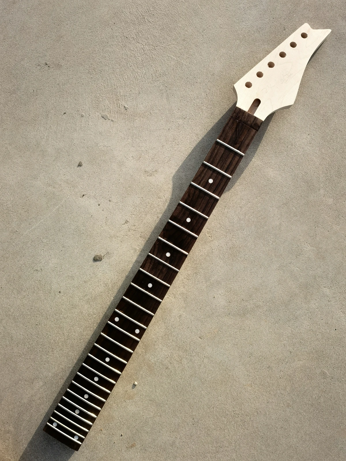 

25.5" Electric guitar neck 24 fret with nut width 42 mm and heel width 56 mm Maple +rosewoFretboard Unfinished y6-5