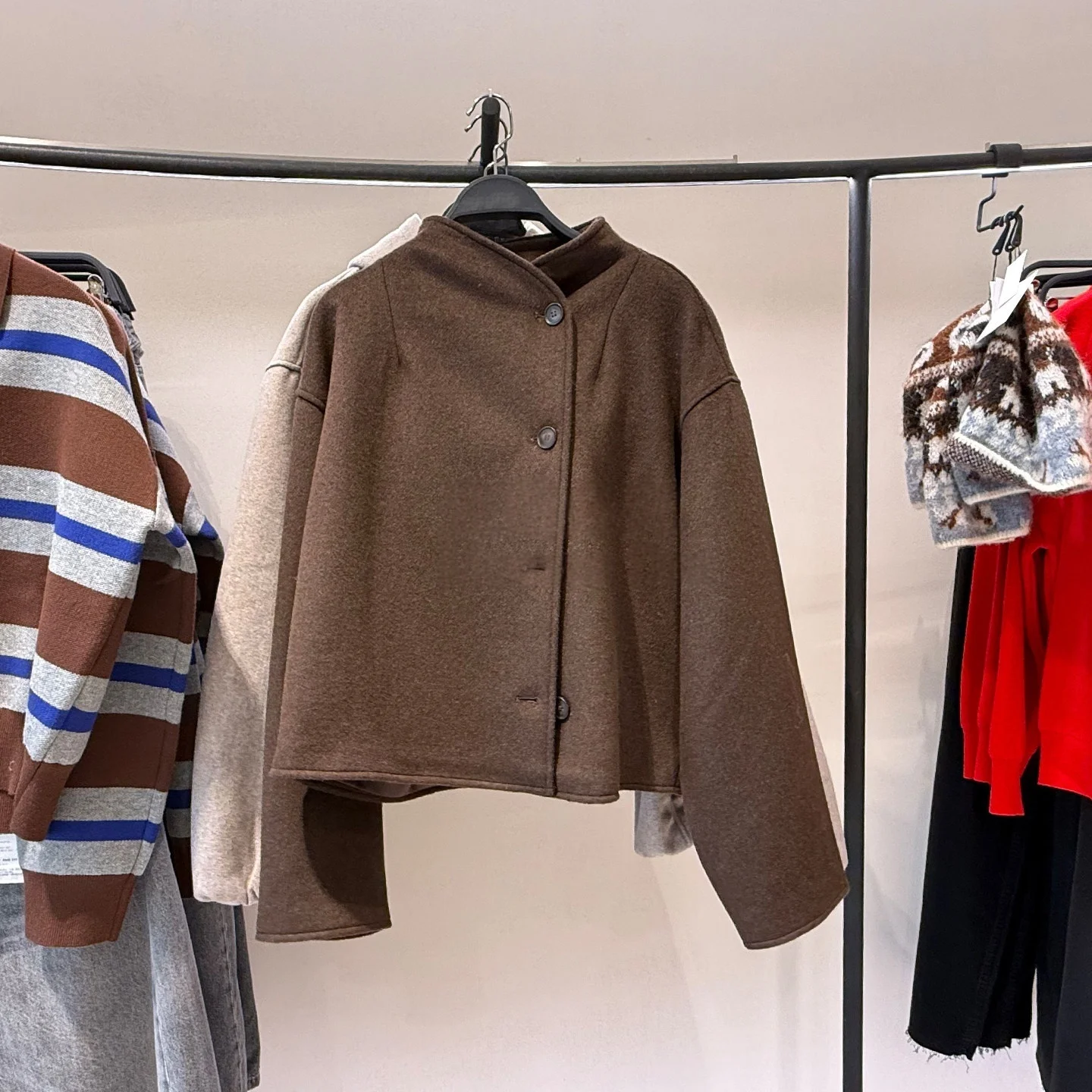 

Новая женская одежда 2026 года: модная универсальная мягкая куртка в европейском и американском стиле с длинными рукавами и двубортной застежкой