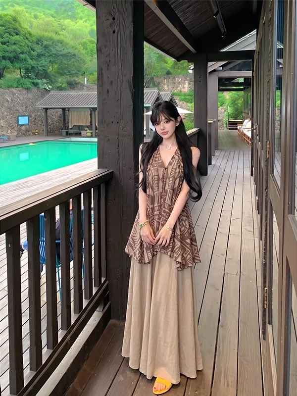 

Slimming Print Halter Neck V-Neck Women's Summer Fashion Vacation Style Two-Piece Set High Waist Skirt And Tank Top Ensemble