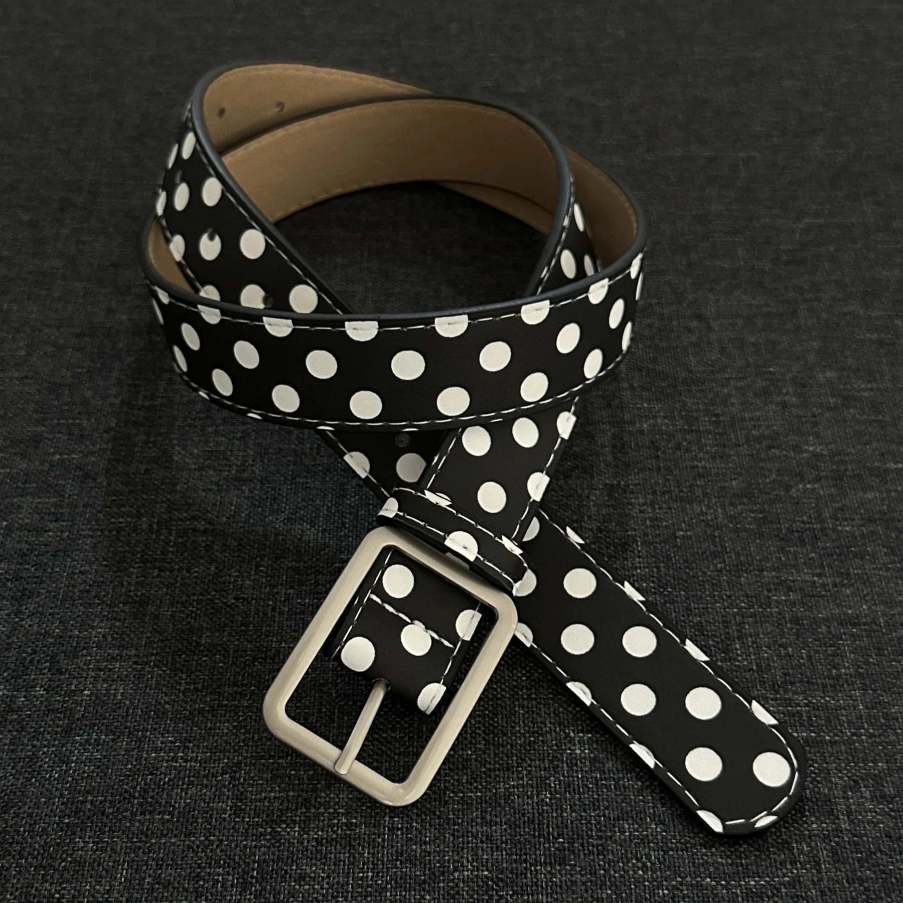 Cinturón negro con lunares blancos, hebilla metálica, cuero PU, accesorio de vestimenta moderno y personalizado, estilo vintage único