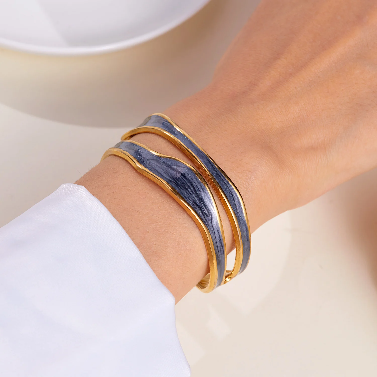 Offenes Vintage-Armband aus weißem Emaille-Edelstahl für Damen, einfaches Metall, unregelmäßige Form, geometrisches Armband, kein Verblassen von Schmuck – Detail 3